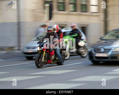 Pendeln mit dem Motorrad auf der Wetstraat in Brüssel, Belgien, eines der am stärksten überlasteten Städte in Europa Stockfoto