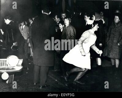 1. Januar 1971 - 66 sterben in die schlimmste Katastrophe in der Geschichte des britischen Fußballs im IBROX Park in Glasgow: 66 Fans wurden getötet und ein weiterer 108 wurden im Krankenhaus früh heute nach Großbritanniens immer Fußball Katastrophe am schlimmsten. Es passierte gestern im Ibrox Park. Nach dem traditionellen Neujahrs-Spiel zwischen Glasgow Rangers und Celtic Glasgow. Da die 80.000 Fans den Boden verließen, jemand an der Spitze fiel und es lawinenartig bis Crush Barriere zusammenbrach, waren die meisten von denen, die gestorben mit Füßen getreten und erstickt. Foto zeigt A sicher springt von einem Auto und gehetzt auf den Boden, den Verletzten zu helfen. Stockfoto