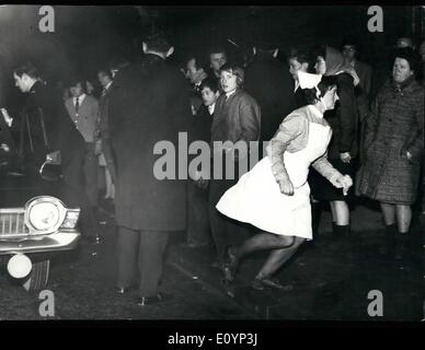 1. Januar 1971 - 66 sterben in die schlimmste Katastrophe in der Geschichte des britischen Fußballs im IBROX Park in Glasgow: 66 Fans wurden getötet und ein weiterer 108 wurden im Krankenhaus früh heute nach Großbritanniens immer Fußball Katastrophe am schlimmsten. Es passierte gestern im Ibrox Park. Nach dem traditionellen Neujahrs-Spiel zwischen Glasgow Rangers und Celtic Glasgow. Da die 80.000 Fans den Boden verließen, jemand an der Spitze fiel und es lawinenartig bis Crush Barriere zusammenbrach, waren die meisten von denen, die gestorben mit Füßen getreten und erstickt. Foto zeigt A Krankenschwester springt aus dem Auto und stürzte auf den Boden, um den Verletzten zu helfen. Stockfoto