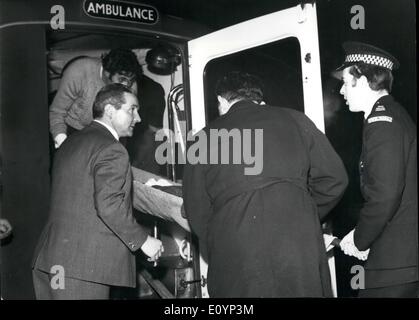 1. Januar 1971 - 66 sterben in die schlimmste Katastrophe in der Geschichte des britischen Fußballs im IBROX Park in Glasgow: 66 Fans wurden getötet und ein weiterer 108 wurden im Krankenhaus früh heute nach Großbritanniens immer Fußball Katastrophe am schlimmsten. Es passierte gestern im Ibrox Park. Nach dem traditionellen Neujahrs-Spiel zwischen Glasgow Rangers und Celtic Glasgow. wie die 80.000 Fans den Boden verließen, jemand an der Spitze fiel und es lawinenartig bis Crush Barriere zusammenbrach, waren die meisten von denen, die starben mit Füßen getreten und erstickt Stockfoto