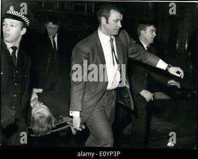 1. Januar 1971 - 66 sterben in die schlimmste Katastrophe in der Geschichte des britischen Fußballs im Ibrox Park in Glasgow: 66 Fans wurden getötet und ein weiterer 108 wurden im Krankenhaus früh heute nach Großbritanniens immer Fußball Katastrophe am schlimmsten. Es passierte gestern im Ibrox Park, Glasgow, nach dem traditionellen Neujahrs-Spiel zwischen Glasgow Rangers und Celtic. Als die 80.000 Fans den Boden gingen, jemand fiel auf die schrägen Ausgang Terrassierung, andere fielen an der Spitze und es lawinenartig bis Crush Barriere zusammenbrach. Die meisten derer, die gestorben waren mit Füßen getreten und erstickt Stockfoto