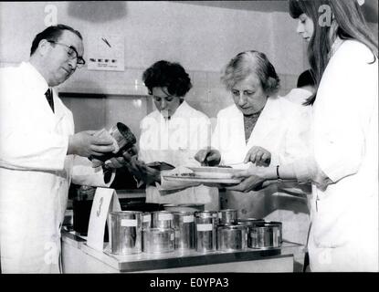 2. Februar 1971 - 15. Qualität testen von Fleischprodukten ein Köstlichkeiten in Darmstadt: mehr als 120 Proben bereit Fleischgerichte, Ready-to-Cook-Gerichten und Suppen mit Fleisch von denen fast alle in Weißblech Dosen verkauft werden von Experten in Darmstadt (Deutschland) am 15. Qualitätstest der Deutsche Landwirtschafts-Verband (DLG) für Fleischwaren und Spezialitäten getestet wurden. Die Proben wurden von der Jury der DLG in Geschmack, Geruch und suchen untersucht; auch wurden die Qualität und suchen die Weißblech Backformen gesteuert. Bild zeigt: DLG-Richter während die Qualität testen in Darmstadt. Stockfoto