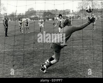 1. März 1971 - The World am schönen Fußballspiel - die weltweit am meisten schönen Fußballspiel präsentiert von Jon, Marc & Paul, Friseure - fand gestern im Hurlingham Stadion zwischen Lumley Loavers und Robinson Raver - zwei Teams von schönen Mädchen aus rivalisierenden Modelagenturen Peter Lumley und Gavin Robinson. Das Spiel wurde zugunsten der Nächstenliebe. Foto zeigt durch den Schiedsrichter, Arsenal Fußballspieler Bob McNab (links) Vicki Wise Torhüter für die Liebhaber Lumley beobachtete spart einen Elfmeter. Stockfoto