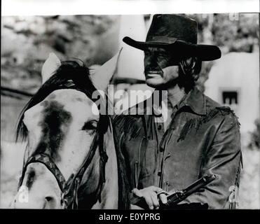 3. März 1971 - Charles Bronson Dreharbeiten in Spanien. US-amerikanischer Schauspieler Charles Bronson ist in Spanien machen den Film '' The Red Sun'', unter der Regie von Terence Young. Dreharbeiten statt in der Bergkette von La Pedriza, in der Nähe von Madrid, und in Almeria im Süden. Foto zeigt Charles Bronson in einer Szene von '' The Red Sun'' wird in Spanien hergestellt. Stockfoto