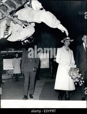 3. März 1971 - Prinzessin Anne besucht das Flugzeug und Bewaffnung Experimental Establishment in Boscombe Down: Anstelle der Königin, die eine schwere Erkältung hat, besuchte Prinzessin Anne heute ein Flugzeug und Arnament Experimental Establishment in Boscombe Down, Wilts, anlässlich der Jubiläumsfeier der Einrichtung. Foto zeigt Prinzessin Anne aussehen, als ob sie ihren Hut zu verlieren wird? Aber es ist nur eine Attrappe, die in der statischen Ausstellung hing, die sie während ihres Besuchs auf Tournee. Stockfoto