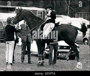 3. März 1971 - Prinzessin Anne ist enttäuscht wenn ihr Pferd ist zurückgezogen während The Crookham Horse Trials: für den dritten Tag in Folge, die, das Prinzessin Anne wieder in die Crockham Horse Trials in Aldershot im Wettbewerb war. Aber sie war etwas enttäuscht, wenn ihr Reittier '' Wams '', im Besitz von HM The Queen, auf Anraten des Trainers zurückgezogen wurde, obwohl die Prinzessin in eine führende Position war. Foto zeigt Prinzessin Anne hebt die Bereitstellung von ihrem Pferd '' Wams '' nachdem es von der Konkurrenz auf den Rat des Trainers abgezogen worden waren. Stockfoto