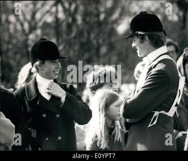 3. März 1971 - konkurrieren Prinzessin Anne und ihr Freund Richard Mead in der Crookham Horse Trials. Prinzessin Anne und ihr Freund Richard Mead, der 32 Jahre alte britische Olympische Reiten Star, trafen sich heute als beide in der Crookham Reitwege an Tweseldown Rennstrecke, Aldershot im Wettbewerb waren. Die Prinzessin hatte einen leichten Unfall, wenn sie ihr Pferd, Purple Star geworfen wurde, aber sie nicht verletzt wurde. Foto zeigt Prinzessin Anne und Richard Mead Chat zusammen während einer Pause in den Studien heute. Stockfoto