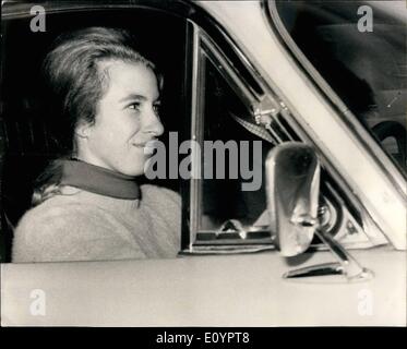 3. März 1971 - Prinzessin Anne aus Windsor. Foto zeigt Prinzessin Anne gesehen am Rad, die wie heute sie aus Buckinghampalast auf dem Weg nach Windsor fährt. Stockfoto