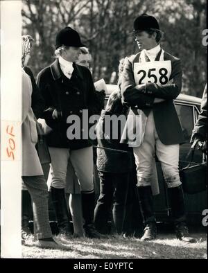 3. März 1971 - Prinzessin Anne und ihr Freund Richard Mead konkurrieren in den Crrokham Horse Trials: Prinzessin Anne und ihr Freund Richard Mead, der 32-Teilnahme British Olympic Reiten Stern, trafen sich heute als beide in den Crcokham Pferd Studien Twsesldown Racecourse, Alderahet im Wettbewerb waren. Die Prinzessin hatte einen leichten Unfall, wenn sie ihr Pferd, Lila Sterne geworfen wurde, aber sie nicht verletzt wurde. Foto zeigt Prinzessin Anne und Richard Mead Chat zusammen während einer Pause in den Wettbewerben. Stockfoto