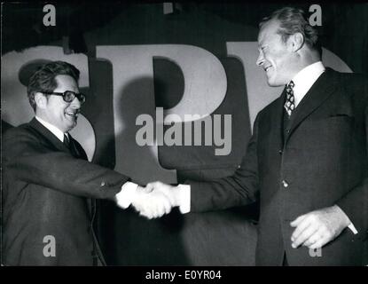 3. März 1971 - Fereral Bundeskanzler Brandt auf Mase Rallye der SPD in München. Durch schütteln die Hände des Führer der Sozialistischen Partei (SPD), Bundesanstalt für Bundeskanzler Willy Brandt(r) und Oberbürgermeister von München, Dr. Hans Jochen Vogel zeigte ihre Sympathie füreinander. Auf eine Masse Rallyof der SPD ich nMunich mit etwa 3000 Menschen, die SPD versucht, die Konsolidierung innerhalb der Partei zu erzwingen, was in den letzten Wochen viel Mühe gehabt hat. Zur Zeit ws versuchte, die Sympathie der Menschen auf diese Rallye zu gewinnen. Keystone Foto, 9. März 1971 Stockfoto