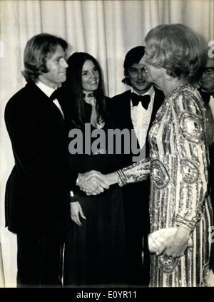 3. März 1971 - ging Frau Pompidou, die Ehefrau des französischen Präsidenten, um die Premiere der '' Love Story,'' die letzten großen Erfolg in den USA an der Champs Elysees Theater. Die Gala wurde zugunsten der Krebsforschung gegeben. Frau Pompidou gratuliert Schauspieler Ryan O'Neal und Ali Ma Stockfoto
