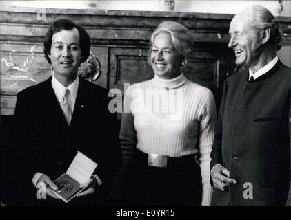 3. März 1971 - erhielt ARNDT VON BOHLEN erhielt THE SALZBURG (Österreich) STADTSIEGEL A besondere Ehre bekam Arndt von Bohlenund Halbach (33) jetzt die "letzte Krupp" wie er manchmal genannt wird, das Salzburger Stadtsiegel aus dem 13. Jahrhundert durch den Vorsitzenden des Touristcommitee der Stadt, vom Bürgermeister von Salzburg bestellt. Der Grund für diese Auszeichnung ist, dass Arndt von Bohlen Und Halbach (hier mit seiner Frau Hetty und der Salzburg Stadt-Verkehr-Direktor Dr. Heinz Rennau) war sehr aktiv in den letzten Jahren zu einem Treffpunkt der internationalen Prominenz zu der Festspielstadt Salzburg. Stockfoto