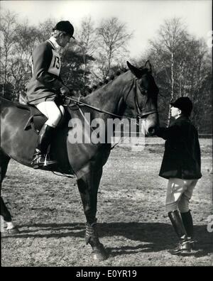 3. März 1971 - Prinzessin Anne und ihr Freund Richard Mead konkurrieren In der Crookham Pferd in Aldershot: Prinzessin Anne und ihr Freund Richard Mead, der 32 Jahre alte britische Olympische Reiten Aufenthalt trafen sich heute sowohl in der Crookham Horse Trials bei Tweseldown Rennstrecke, Aldershot im Wettbewerb waren. Die Prinzessin hatte einen leichten Unfall, wenn sie her ihr Pferd, Lila Sterne fiel, aber sie nicht verletzt wurde. Foto zeigt einen freundlichen Klaps für Richard Mead Pferd von Prinzessin Anne, wie sie während einer Pause in den Studien heute miteinander chatten. Stockfoto