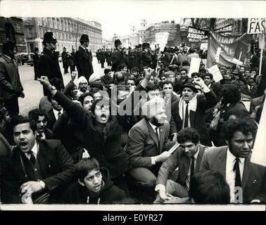 3. März 1971 - farbige Menschen demonstrieren gegen das Zuwanderungsgesetz: A Masse Demonstration und März durch farbige Menschen aus der ganzen Welt England gegen die Einwanderung nahm Bill Platz in London heute Nachmittag. Sie marschierten vom Hyde Park entfernt und mit einer Protestnote des Premierministers Haus in Downing St fertig. Der Marsch war Spor von Black Volksallianz. Foto zeigt eine Seite nach unten durch die farbigen Demonstranten in Whitehall heute Nachmittag. Stockfoto