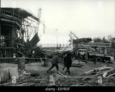 3. März 1971 - Mann getötet in Autobahnbrücke Zusammenbruch: ein Arbeiter wurde getötet und 15 wurden verletzt, wenn eine Brücke über einen unvollständigen Abschnitt von der A20 (m) Autobahn zwischen Coldharbour und zornig bin Heide, Kent, brach gestern. Die Brücke über den Leybourne-Datenaustausch wurde eines der 16 in einem, 400.000 Vertrag für 6 1/2 Meilen von Schnellstraße gebaut. Etwa 20 Männer waren auf der Brücke als 116 ft mittleren Spanne zu schwanken begann. Innerhalb Sekunden die Metall, betone und harten Kern reduziert 40 Fuß auf der Autobahn, nehmen die Männer mit ihm Stockfoto