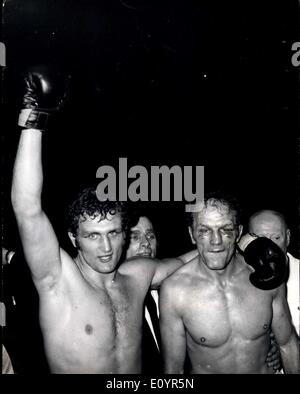 17. März 1971 - Joe Bugner ist der neue Champion: 21 Jahre alte Joe Bugner letzte Nacht wurde der britische Commonwealth und europäischen Schwergewichts-Champion als er Henry Cooper auf schlagen weist über 15 Runden im Wembley-Stadion. Nach dem Kampf Henry Cooper 36, angekündigt, dass er aus dem Ring in den Ruhestand geht. Foto zeigt Joe Bugner, mit erhobenem Arm und Henry Cooper, nach der letzten Nacht Kampf abgebildet. Stockfoto