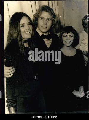 20. März 1971 - sind die Stars des Films, '' Love Story'', Ryan O'Neal und Ali MacGraw hier mit Mireille Mathieu bei der Filmpremiere Champs-Elysee-Theater zu sehen. Stockfoto