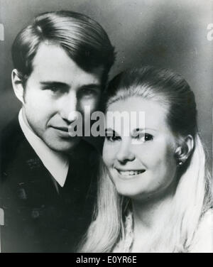 22. März 1971 - Washington, District Of Columbia, USA - RICHARD NIXON (9. Januar 1913, 22. April 1994) war der 37. Präsident der Vereinigten Staaten (1969 bis 1974), früher war der 36. Vizepräsident der Vereinigten Staaten (1953 bis 1961). Mitglied der Republikanischen Partei, war er der einzige Präsident zum Rücktritt das Amt als auch die einzige Person, die zweimal an den Vorsitz und die Vize-Präsidentschaft gewählt werden. Bild: TRICIA NIXON mit Verlobte EDWARD FINCH COX in Ankündigung Hochzeitsfoto. Stockfoto