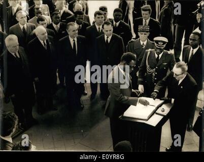 30. März 1971 - Präsident der Demokratischen Republik Kongo, General Mobutu, der sich derzeit zu einem offiziellen Besuch in Paris, ging zum Grab des unbekannten Soldaten am Arc de Triomphe de L'Etoile. Er ist mit Premierminister Chaban-Delmas (in der Mitte) und Herr Duvillard, Minister of Veterans Affairs (links) abgebildet. Stockfoto