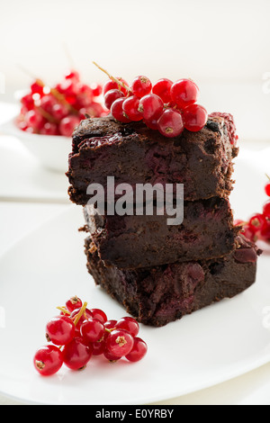Schokoladenbrownie mit Kirschen auf hellem Hintergrund, selektiven Fokus Stockfoto
