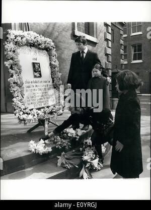 4. April 1971 - eine Hommage an den Komponisten Igor Stravinsky Foto zeigt Beitrag gestern an den Komponisten Igor Stravinsky, der letzte Woche im Alter von 88 Jahren gestorben) von Mryon Lane, die Ballett-Tänzerin, St. Pauls Kirche, Cevent Garten, gebaut ursprünglich über 1631 von Inigo Jones und in deren Friedhof liegen die Überreste von Dr. Thomas Arne, der "Rule Britannia" komponiert. mit Blick auf ist Miss Lane Mann, der Tänzer David Blair und ihre Zwillingstöchter, Catherine und Diana, 13. Stockfoto