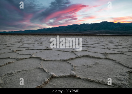 Spektakulären Sonnenuntergang über der Panamint Range und das Salz Polygone des Badwater Basin im kalifornischen Death Valley National Park. Stockfoto