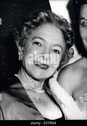 4. April 1971 - macht Heleen Hayes Academy Award Geschichte; Die Präsentationen der Hollywood-Oscar-Verleihung fand gestern Abend statt. Helen Hayes machte Oscar Geschichte indem er dir einzigen Darsteller in der 43 Jahre alte Geschichte des Ereignisses Nebendarstellerin und beste Schauspielerin-Titel zu gewinnen. Sie kamen 40 Jahr auseinander - hier erste Award als beste Schauspielerin kam 1931-2 in die Sünde der Madelon Claudet und ihre Leistung in Flughafen gewann ihre diesjährigen Best Supporting Actress Award. Das Foto zeigt Helen Hayes, deren Leistung in Flughafen ihre diesjährigen Best unterstützt Actress Award gewonnen. Stockfoto