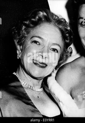 16. April 1971; Hollywood, Kalifornien, USA; Die Präsentationen der Hollywood-Oscar-Verleihung fand gestern Abend statt. HELEN HAYES machte Oscar-Geschichte, indem er den einzigen Darsteller in der 43 Ja alte Geschichte des Ereignisses Nebendarstellerin und beste Schauspielerin-Titel zu gewinnen. Sie kamen 40 Jahre auseinander, ihren ersten Award für die beste Schauspielerin kam in 1931-2 in die Sünde der Madelon Claudet "und ihre Leistung in 'Airport' ihre diesjährigen Best Supporting Actress Award gewonnen. Das Bild zeigt Helen, deren Leistung in Flughafen ihre diesjährigen Best Supporting Actress Award gewonnen. Stockfoto