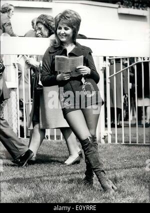 20. April 1971 - 20. April 1971 Rennen in Epsom. Lulu-Studien-Form. Keystone Fotoshows: Zu den Besuchern der Frühjahrstagung in Epsom, war heute die berühmten Pop-Sängerin Lulu, gesehen hier tragen Hotpants. Stockfoto