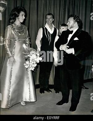 20. April 1971 - 20. April 1971. Prinzessin Anne besucht eine Gala Charity-Show namens "Herbst in the Stars" im London Palladium. Prinzessin Anne war gestern Abend bei einem Gala-Benefiz-Konzert im London Palladium, gesponsert von der Sorte Club of Great Britain, um Gelder für die Kinderabteilung der Armee Unterstützungskasse. Das Array von Sternen erscheinen wurden gezeichnet von Theater, Film Fernsehen, Vielfalt, Ballett und allen Seiten der Welt der Unterhaltung. Prinzessin Anne plaudert mit Harry Secombe, die Show - auf der Bühne verglich nach gestern Abend Liebe zeigen. Stockfoto