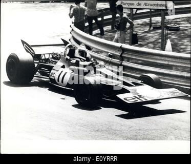 21. April 1971 - Jackie Stewart gewinnt spanischen Grand Prix. Jackie Stewart leitet der Welt Fahrerwertung nach dem Gewinn der spanischen Grand Prix in einem Tyrrell-Ford, in Barcelona am Sonntag. Foto zeigt:-Jackie Stewart auf seinem Weg zum Sieg in der spanischen Grand Prix in Barcelona, einen Tyrrell-Ford fahren. Stockfoto