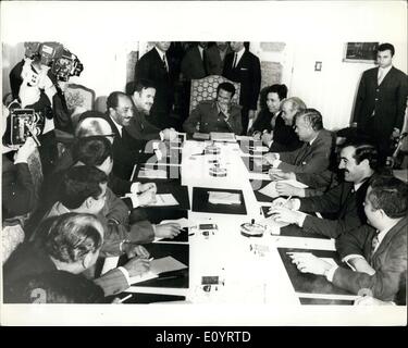 23. April 1971 - Gespräche Tripolis Köpfe in Benghazi. Entscheidung zur Form Föderation der arabischen Republiken.: bei Sitzung kürzlich in Benghazi Ägypten, Syrien und Libyen fassten den Entschluss, die Föderation der Arabischen Republik zu bilden. Foto zeigt die drei Präsidenten während ihres Treffens im Palazzo Gast in Benghazi. Presideng der Sitzung ist, dass libysche Präsident Moamer El Geddafy auf der linken Seite von syrischen und UAR Präsidenten General HAfez El Acsad und Anwar El Sadat und rechts UAR Vizepräsidenten Aly Sabry und Hussein El Chaffei flankiert. Stockfoto
