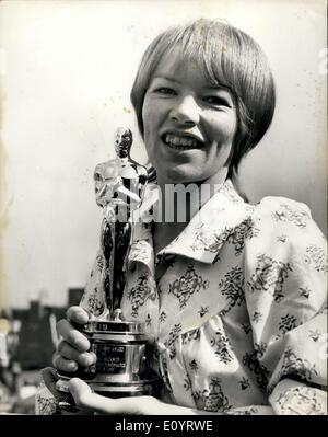 27. April 1971 - Hal B Wallis bringt Oscar, Glenda Jackson: Produzent Hal B. Wallis, ein Mitglied des Rates der Gouverneure der Motion Picture Academy of Arts and Sciences, präsentiert heute mit Glenda Jackson im Namen der Akademie den Oscar sie für ihre Leistung in "Women in Love erhielt ''. Wallis, der über das Week-End Produktion an seinem Film "Mary, Queen of Scots'' beginnen in London angekommen, in dem Miss Jackson co-mit Vanessa Redgrave Stars, brachte den Oscar mit seinem aus Hollywood Stockfoto