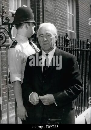 5. Mai 1971 - Mr. John Marshall bei Nr. 10 Downing Street.: Foto zeigt Mr. John Marshall, der New Zealand Vizepremier, Ankunft am Nr. 10 Downing Street für Gespräche mit Herrn Heath, zurück aus Paris nach seinen Gesprächen mit Präsident Pompidou auf dem gemeinsamen Markt ist. Stockfoto