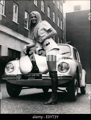 5. Mai 1971 - The 14 millionste Volkswagen Käfer gegeben, The World Wildlife Fund: Vierzehn millionste Käfer-die Auto Experten gesagt würde nie Dichtung im Europa Hotel London angekommen. Die Direktoren der Volkswagen Motors Ltd, die britische Importeure, beschlossen, das Auto zu der World Wildlife Fund geben. Und das Mädchen zu zeigen, dieses besondere Modell Super Käfer in Silber Metallica war Miss World 1970, Eva rueber ans-Stailer. Foto zeigt Miss World 170 Eva rueber ans-Satiler mit 14 millionste Käfer vor dem Europa-Hotel heute Morgen gesehen. Stockfoto