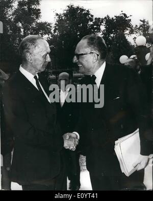 5. Mai 1971 - trifft Sir Alec Douglas-Home M. Schumann; Sir Alec Douglas-Home, Großbritanniens Außenminister, gesehen von M. Schumann, seinem französischen Amtskollegen, mit denen er Gespräche in Paris gestern nach einem Treffen mit Außenminister der sechs hatte begrüßt. Stockfoto