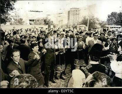 5. Mai 1971 - Referendum in Bulgarien: fröhlich tanzende Menschen könnten überall vor den Wahllokalen gesehen werden. Der erste Sekretär des ZK der kommunistischen Partei Bulgariens und bulgarische Ministerpräsident Todor Zhivkov nahmen an den Tanz vor dem 42. Wahllokal des Quartier Vassail Levski Sofia. Stockfoto