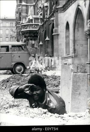 5. Mai 1971 - Buddy Miles auf tour durch Deutschland: ein prominenter Besucher von München (Deutschland) '''' hier entsteht von Münchens '' u '' auf '' Harienplatz'', das Rathaus-Buddy Miles. der schwere Mann hat bereits den richtigen Weg gefunden, in der Musik-jedoch in München, die '' Captain mit Herz '', wo überall es ist gezogen nach unten und errichtet, aufgebrochen und aufgefüllt und ausgebaggert, muss er versuchen, es zu finden. Budddy Miles, '' Qualitätsmarke '' für progressive Rock, kamen nach München, von wo er seine erste Deutschland-Tournee beginnt. Stockfoto