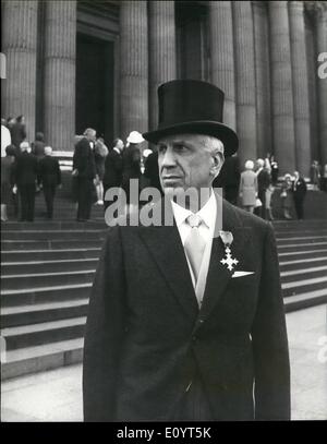 5. Mai 1971 - British Empire Gottesdienstordnung in St. Paul.: A Widmung Service für den Auftrag des britischen Empire, fand heute in der St. Pauls Cathedral. Der Herzog von Edinburch war anwesend, als Großmeister. Foto zeigt unter den Teilnehmern der heutigen Dienst war Komtur Gugliemo Miani, bekannt als '' die meisten Englisch aller Italiener '' in Mailand. Er erhielt die 0..E. letztes Jahr und hatte geschlagen, auf eigene Kosten eine Goldmedaille zum Gedenken an 25 Jahre (1945-1970) von '' fruchtbare Geschäftsbeziehungen zwischen Mailand und London Stockfoto