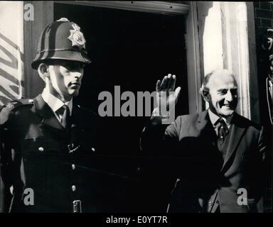 5. Mai 1971 - New Zealand stellvertretenden Ministerpräsidenten sieht Herr Heath bei Nr. 10 Downing Street.: Mr. John Marshall, der New Zealand Vizepremier, flog heute in London und ging entlang, Nr. 10 Downing Street für dringende Gespräche mit Herrn Heath über die neuesten Entwicklungen des gemeinsamen Marktes. Foto zeigt Mr. John Marshall eine Welle gibt, wie er Nr. 10 treten heute Abend soll. Stockfoto