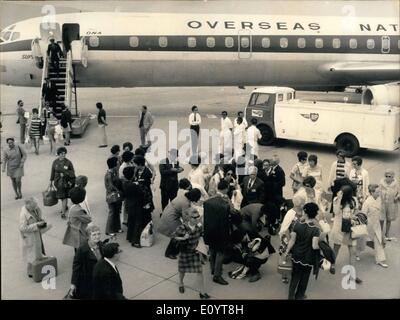 5. Mai 1971 - Ehefrauen von Nordvietnam Kriegsgefangene in Genf: eine Delegation von 1965 Wifes amerikanische Kriegsgefangene inhaftiert in Nordvietnam kamen von einem Charter-Flugzeug in Genf als Nachweis für die Genfer Konvention zur POW's, von Hanoi nicht eingehalten wird. Stockfoto