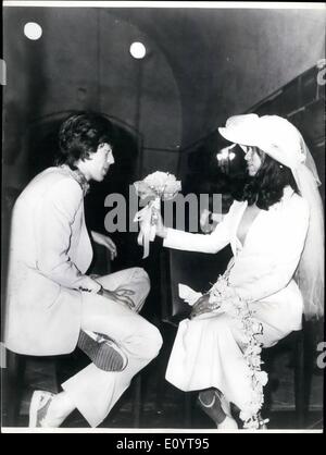 5. Mai 1971 - married '' Rolling Stones'' Sänger Mike Jagger just Bianca Perez Morena de Macias, ein Modell aus Nicaragua in St. Tropez. Unter den Gästen waren: The Rolling Stones, und Ringo Star und Paul Mac Cartney der Beatles. Robert Kennedy & Frau, US Ambassad Stockfoto