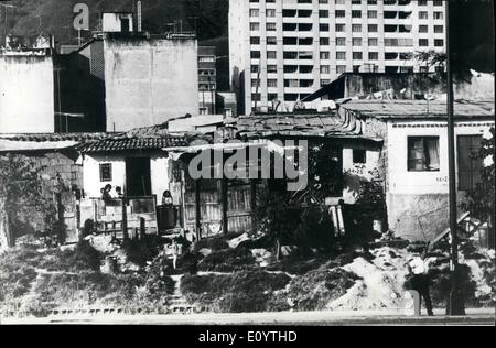 6. Juni 1971 Slums - Caracas - Venezuela benachbarten modernen Wohnens. Stockfoto