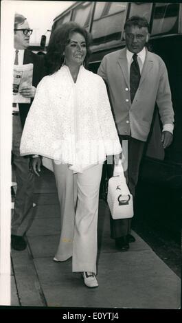 6. Juni 1971 - The Burtons kommen aus Mexiko: Foto zeigt Elizabeth Taylor und ihr Ehemann, Richard Burton, abgebildet in London am Flughafen nach der Ankunft von Mexiko heute. Stockfoto