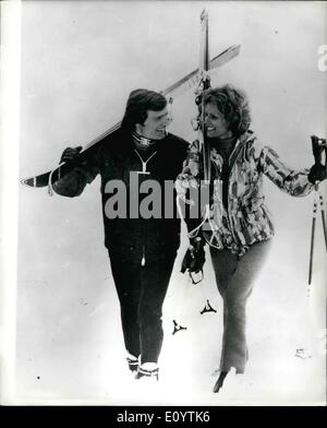 6. Juni 1971 - Jean - Claude Killy macht sein Filmdebüt in '' The Great Ski Caper'': der berühmte französische Olympiasieger Skifahrer Jean-Claude Killy macht sein Filmdebüt in '' The Great Ski Caper'', ein Warner Bros-Produktion neu in Italien gefertigt. Das Foto zeigt Jean Claude Killy mit seinem Co-Star französische Schauspielerin Danielle Gaubert im Schnee in Cervinia, Italien während der Dreharbeiten des Films gesehen. Stockfoto