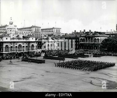 6. Juni 1971 - THE QUEEN nimmt die SALUTE AT THE TROOPING die Farbe Zeremonie anlässlich der offiziellen Geburtstag der Königin heute den Gruß an die Trooping nahm die Farbe Zeremonie, marschierten durch das 2. Bataillon Grenadier Guards auf Horse Guards Parade. Foto zeigt: Eine allgemeine Übersicht über die Zeremonie auf Horse Guards Parade als Königin 9background) nimmt den Gruß während des Marsches Vergangenheit der Tha wachen, Stockfoto