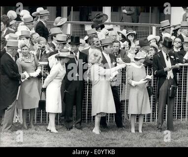 6. Juni 1971 - Royals sehen Mill Reef gewinnen das Derby: Die Königin ihr Derby Rennkarte gestern, zu studieren, als Prinzessin Anne und Königin Elizabeth, die Königinmutter die Parade der Pferde vor dem Derby in Epsom gestern, schauen den Mill Reef gewann. Mit der Königin sind (von links), des Herzogs von Norfolk, Prinzessin Alexandre und ihr Mann, Herr Angus Ogilvy und Prinz Philip. Stockfoto