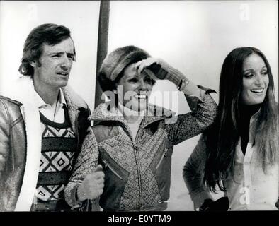 6. Juni 1971 - Jean-Claude Killy macht sein Filmdebüt in "die große Ski-Kapern '': der berühmte französische Olympic Champion Skifahrer Jean-Claude Killy macht sein Filmdebüt in '' The Great Ski Caper'', ein Warner Bros-Produktion neu in Italien gefertigt. Foto zeigt mit seinem Co-Star Jean-Claude Killy, französischer Schauspielerin Daniele Gaubert, Zentrum und Delia Boccardo, der auch im Film, während der Dreharbeiten in Cervinia Italien. Stockfoto