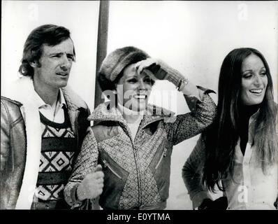 6. Juni 1971 - Jean-Claude Killy macht sein Filmdebüt in "die große Ski-Kapern '': der berühmte französische Olympic Champion Skifahrer Jean-Claude Killy macht sein Filmdebüt in '' The Great Ski Caper'', ein Warner Bros-Produktion neu in Italien gefertigt. Foto zeigt mit seinem Co-Star Jean-Claude Killy, französischer Schauspielerin Daniele Gaubert, Zentrum und Delia Boccardo, der auch im Film, während der Dreharbeiten in Cervinia Italien. Stockfoto