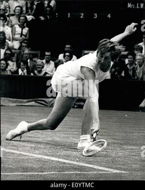 6. Juni 1971 - Wimbledon Tennis Championship Mr C. Janes GB im Vergleich zu Mrs. King USA. Foto zeigt Christine Janes GB im acti Stockfoto